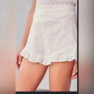 DO+BE White Eyelet Lace NWT scalloped shorts size medium